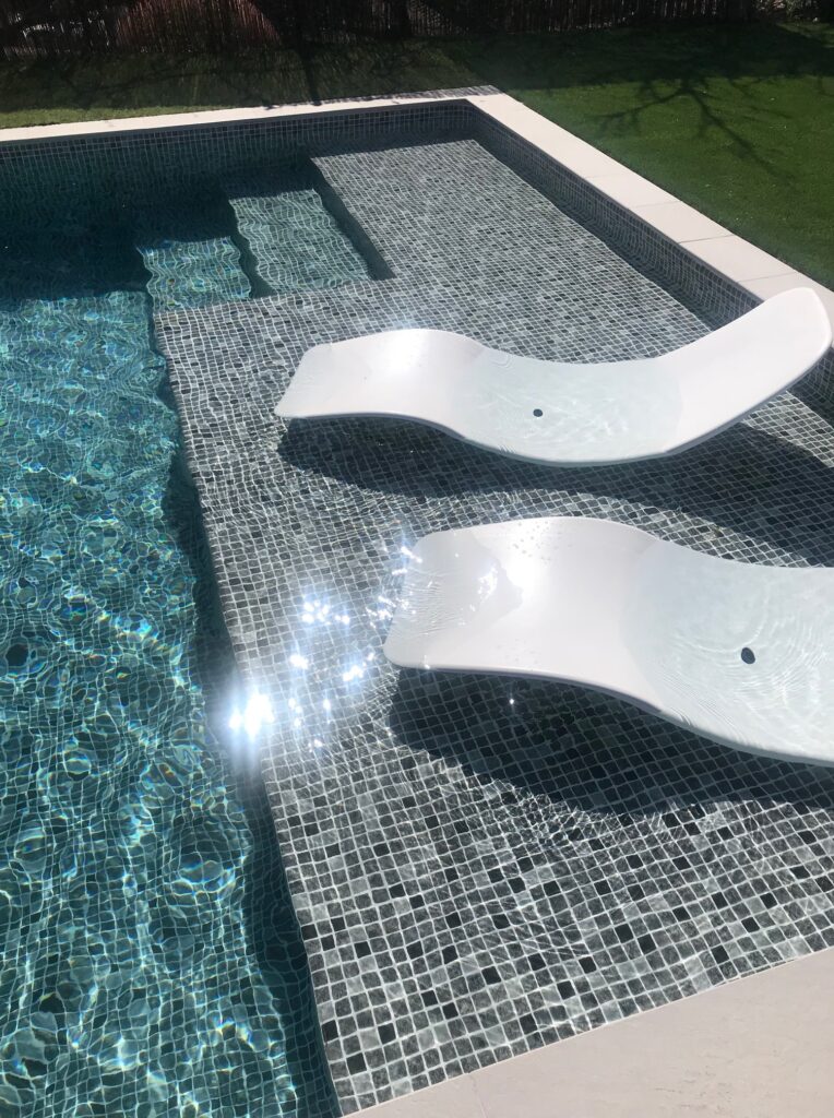 Duchas solares para el jardín, el aliado perfecto para tu piscina.